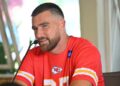 Travis Kelce voltado para a reação depois de usar camiseta controversa à frente do jogo de Kansas City Chiefs-Star Magazine
