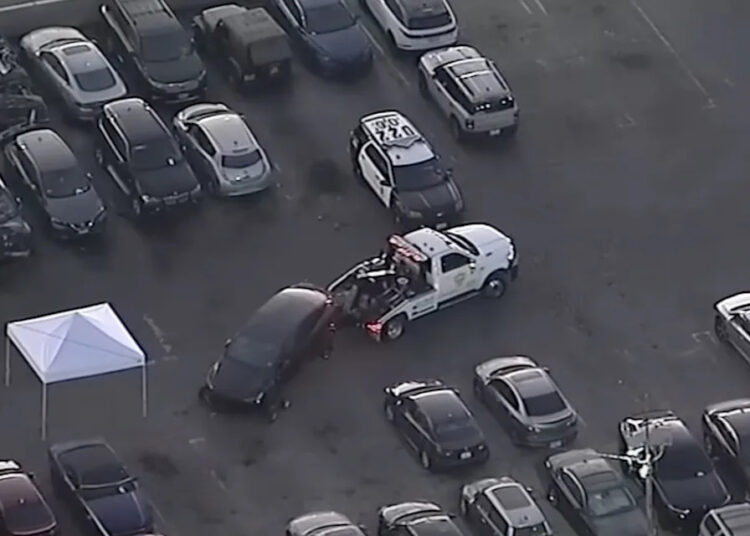 Um cadáver foi encontrado no carro apreendido do cantor D4VD, disse a polícia. Horas depois, ele se apresentou no palco.