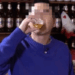 Um estudo descobriu que cenas de celebridades bebem álcool em programas de entretenimento de TV ou licor PAC ..