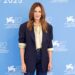 Uma parte justa: Julia Roberts empréstimos Amanda Seyfried seu VERSACE LOUCA PARA O FESTIVAL DE CIMENTOS DE VENICE - STAR MAGAGINA