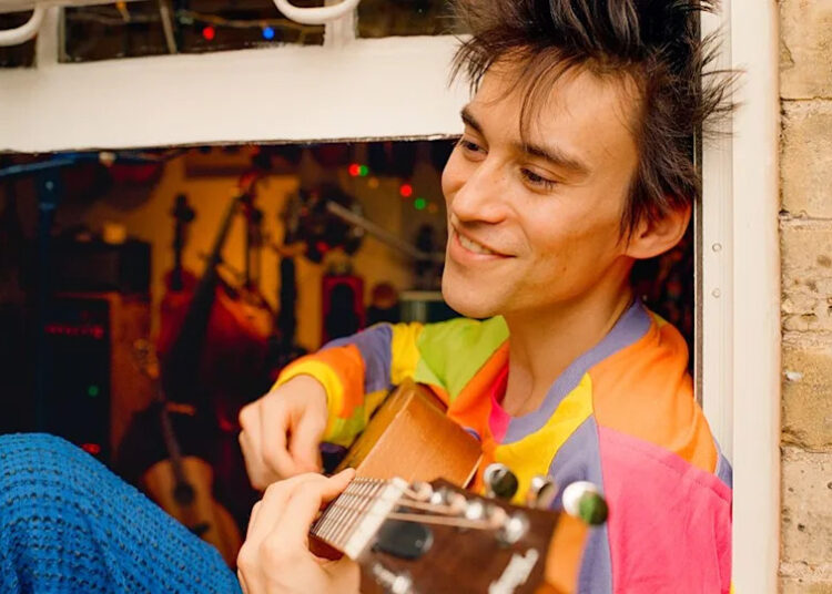 Usando seu ajuste 'Daead', Jacob Collier gravou um álbum de violão de 5 cordas em apenas quatro dias