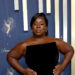 Uzo Aduba usava um vestido preto e rosa clássico para o 2025 Emmys