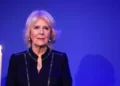 Valentine Low, especialista da família real, descobre o passado triste de Camilla