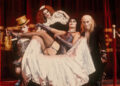 Vamos fazer o 'Time Warp' novamente! A história por trás da música de assinatura de 'Rocky Horror