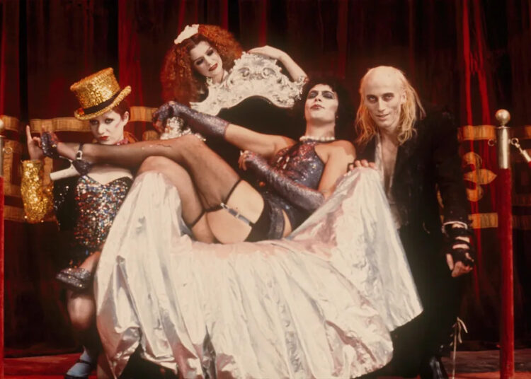 Vamos fazer o 'Time Warp' novamente! A história por trás da música de assinatura de 'Rocky Horror