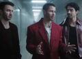 Veja o trailer repleto de estrelas para o filme de Natal de Jonas Brothers "A Jonas Christmas" (relógio)