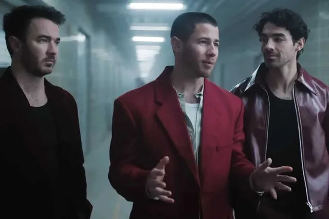 Veja o trailer repleto de estrelas para o filme de Natal de Jonas Brothers "A Jonas Christmas" (relógio)