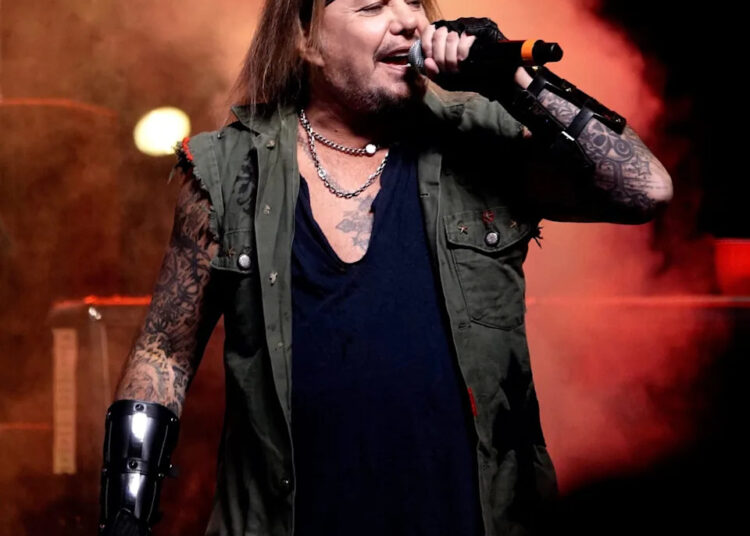 Vince Neil, de Motley Crue, diz que 'teve um derrame', 'os médicos pensaram que ele não poderia' voltar ao palco '