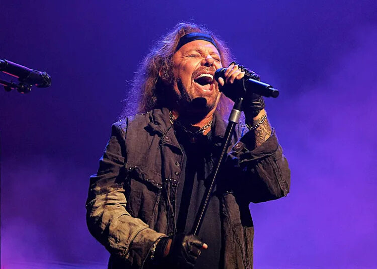 Vince Neil, de Mötley Crüe, sofreu derrame que deixou todo o seu lado esquerdo paralisado