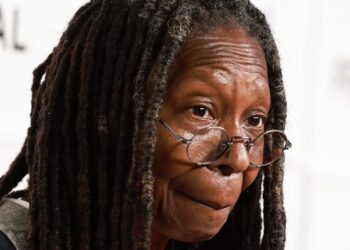 Whoopi Goldberg diz que tem muitas contas para se aposentar