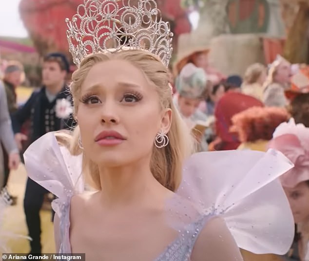 Wicked: para bons shows de teaser Sneak Peek em Ariana Grande tocando novas músicas… que deixa o 'soluço' dos fãs