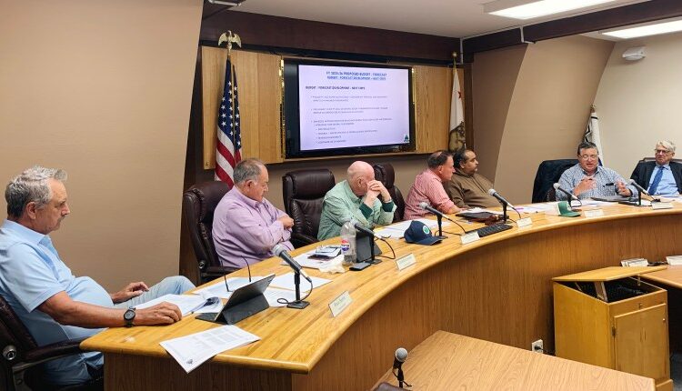 Willits discute a ordenança da 'zona de entretenimento' para permitir recipientes abertos em eventos do centro • A voz Mendocino