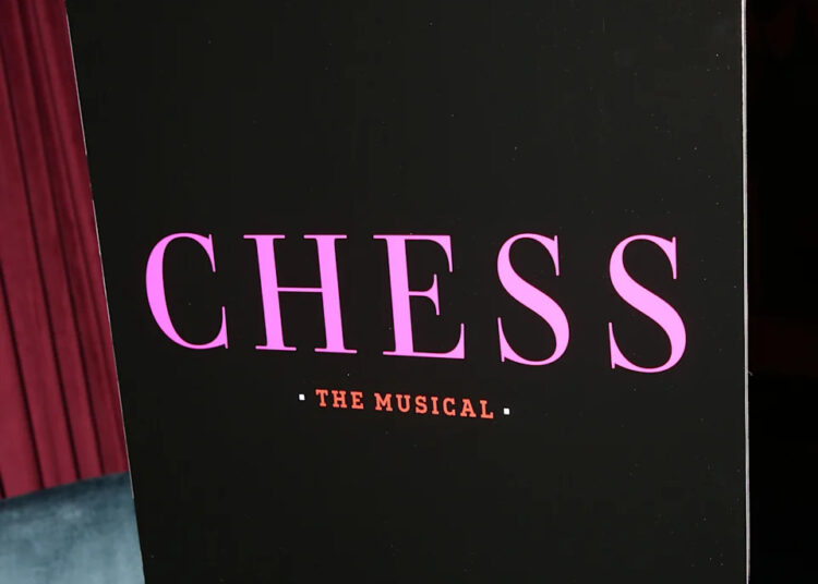 'Xadrez' volta para a Broadway, enquanto os fãs se alinham para ingressos para o renascimento dos anos 80, assinou os pôsteres de Lea Michele