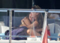 Zac Efron e Nina Debrev viu conversando de perto no iate