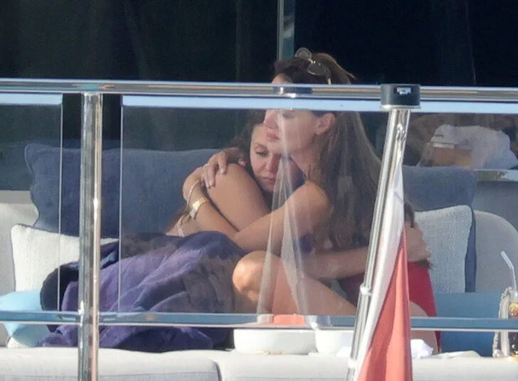 Zac Efron e Nina Debrev viu conversando de perto no iate