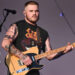 Zach Bryan e Gavin Adcock quase chegam a golpes no Festival de Música Country após a carne online