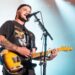 Zach Bryan tentou combater o companheiro de campo no concerto no sábado