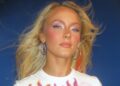 Zara Larsson posando no banheiro com a Apple tem fãs conversando