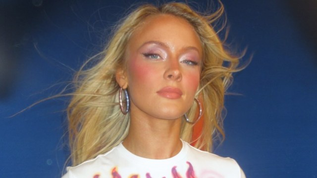 Zara Larsson posando no banheiro com a Apple tem fãs conversando