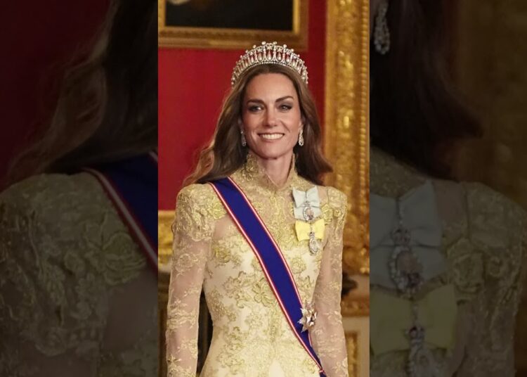 Kate brilha em ouro e homenageia Elizabeth em gala real! #shortsfeed #shortsyoutube
