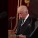 “CHOCADO!” 🤯 Rei Charles III Expõe Como o Brasil Usa Benefícios para Manter a Pobreza! (Meme)