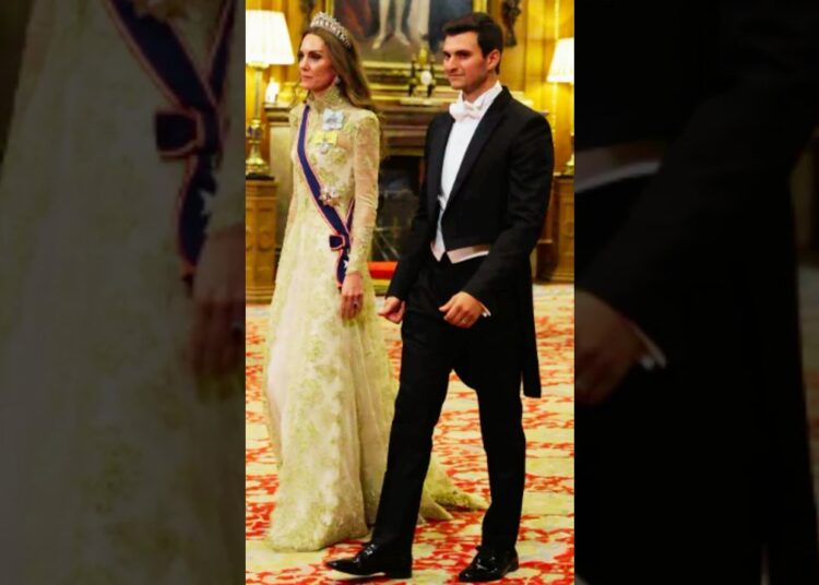¿Quién era el joven que caminó junto a Kate Middleton en el banquete real de Windsor? #familiareal