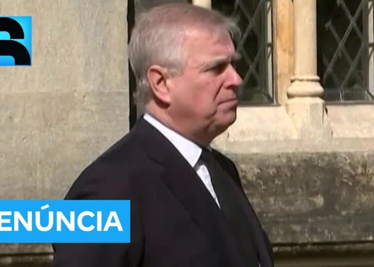Príncipe Andrew, irmão do rei Charles 3º, renuncia aos títulos da realeza britânica
