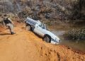 Caminhonete capota em lago na zona rural de Realeza e motorista morre afogado