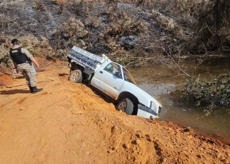 Caminhonete capota em lago na zona rural de Realeza e motorista morre afogado