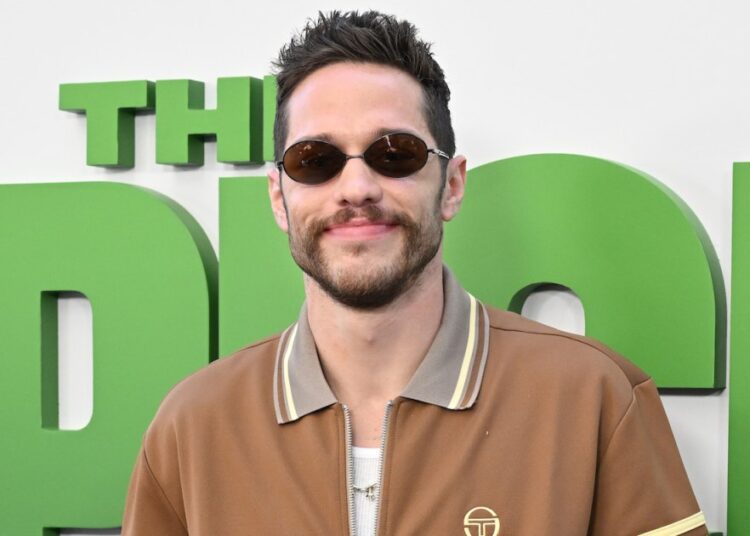 7 maneiras pelas quais Pete Davidson abraça a paternidade e a sobriedade em 2025