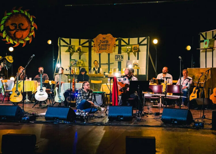 'A aparência de Bob Dylan atraiu suspiros em homenagem ao herói folclórico inglês'