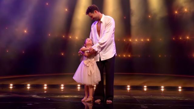 A apresentação noturna de dedicação de Dylan Efron no DWTS com a irmã Olivia deixa os fãs soluçando