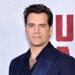 A boneca Henry Cavill em tamanho real e a conta de fãs de IA se tornam virais