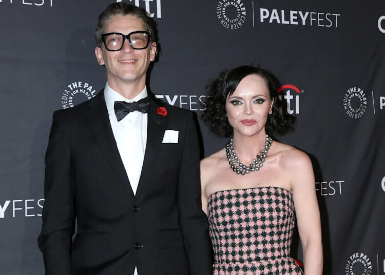 A criação colorida de Christina Ricci mostra um raro vislumbre do tempo de reprodução com seus 2 filhos
