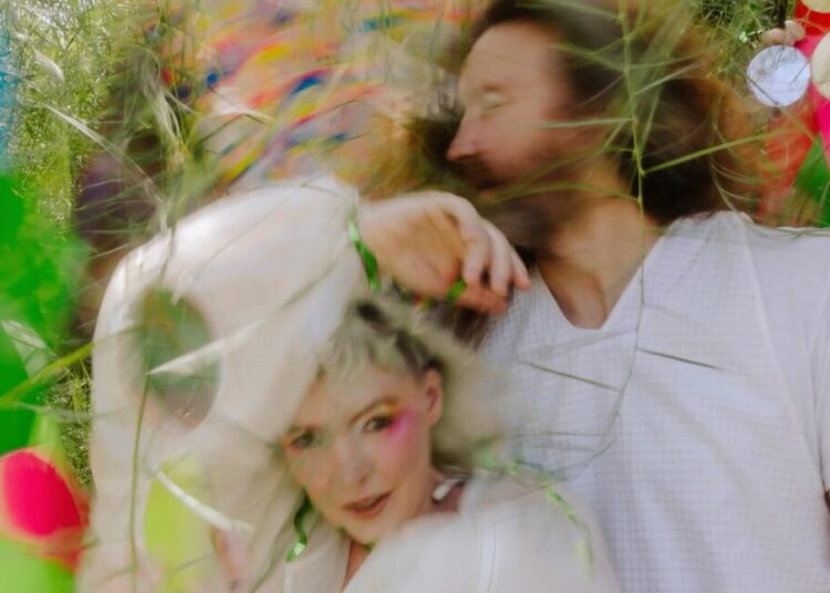 A dupla pop local Sylvan Esso remove a música do Spotify, lança um novo single
