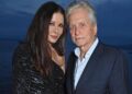 A empolgação de Catherine Zeta-Jones com sua carreira é difícil para Michael Douglas, afirma a fonte