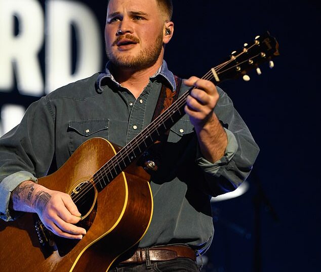 A estrela country Zach Bryan bateu por Maga enquanto ele tocam gelo em nova música Bad News