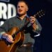 A estrela country Zach Bryan bateu por Maga enquanto ele tocam gelo em nova música Bad News