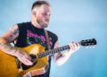 A estrela country Zach Bryan provoca a nova música 'Bad News', condenando ataques de gelo, 'Fading' do vermelho, branco e azul