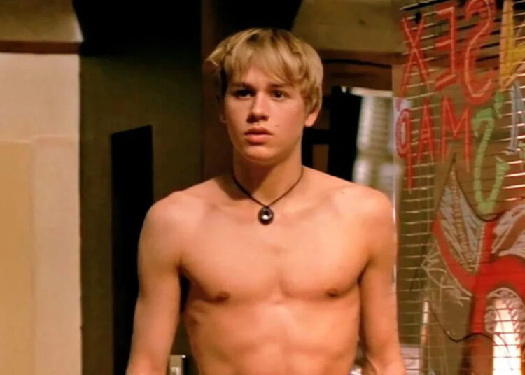 A estrela da 3ª temporada de 'Monster' Charlie Hunnam lembra pai perguntando se ele era gay