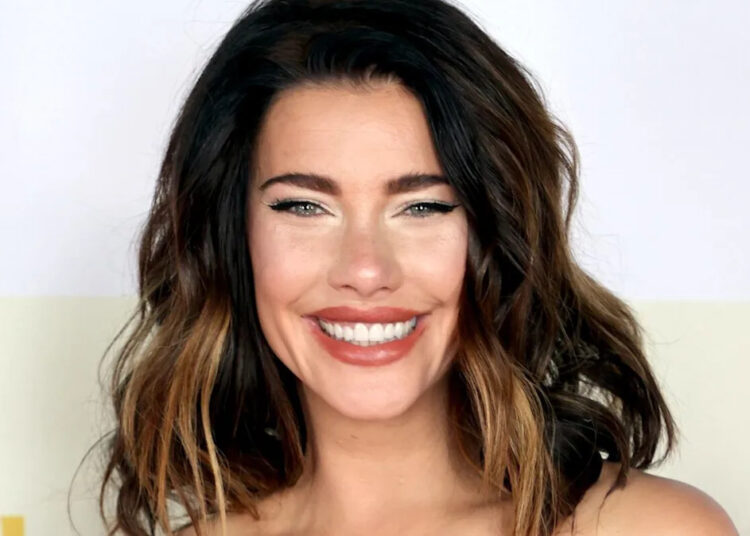 A estrela de 'B&B' Jacqueline MacInnes Wood compartilha a primeira foto do bebê nº 5