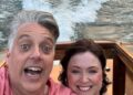 A estrela de I'm A Celebrity, Iain Lee, noiva de uma namorada após um pedido romântico no Lago Como