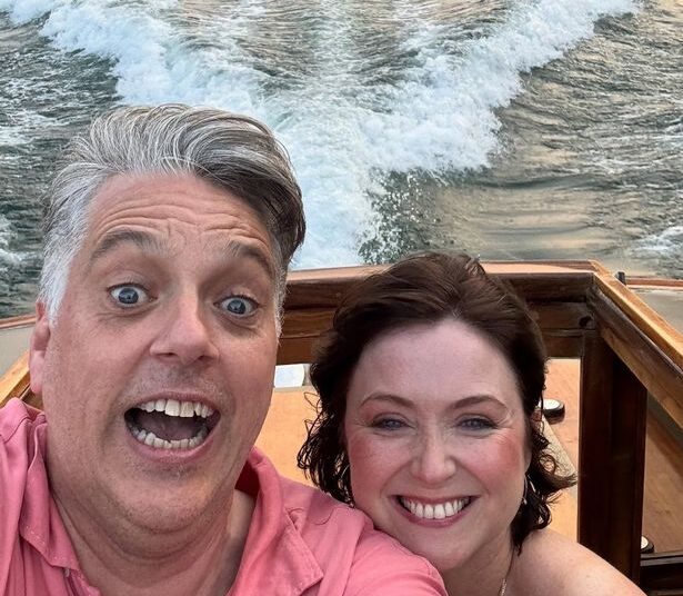 A estrela de I'm A Celebrity, Iain Lee, noiva de uma namorada após um pedido romântico no Lago Como