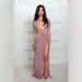 A estrela de 'quarta-feira' Jenna Ortega surpreende com um vestido roxo revelador com fenda na altura da coxa em premiação