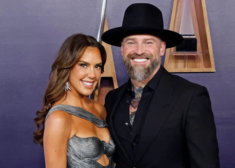 A estrela do campo Zac Brown pronta para misturar famílias com famosos designer de jóias após o desgosto passado