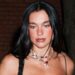A estrela pop Dua Lipa chama a atenção com um minivestido brilhante
