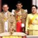A família real tailandesa, (da esquerda para a direita) A família real tailandesa (da esquerda para a direita) Rei Bhumibol Adulyadej, Príncipe Herdeiro Maha Vajiralongkorn e Rainha Sirikit recebem homenagens dos dignitários presentes em dezembro de 1999 – IslanderNews.com