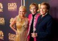 Carol Burnett, centro, posa com Kristin Chenoweth, à esquerda, e Julie Andrews