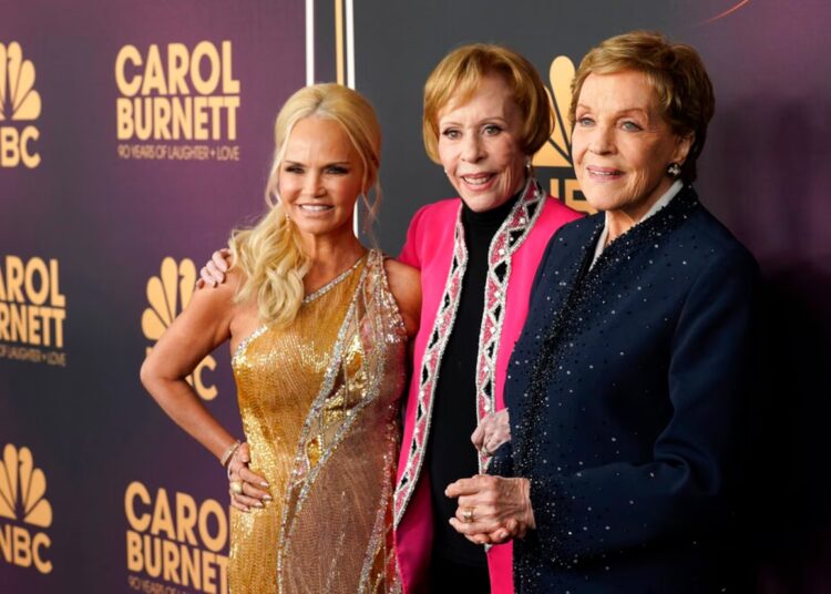 Carol Burnett, centro, posa com Kristin Chenoweth, à esquerda, e Julie Andrews