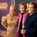 Carol Burnett, centro, posa com Kristin Chenoweth, à esquerda, e Julie Andrews